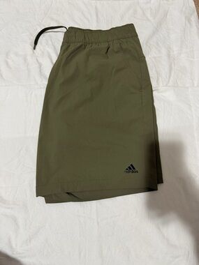 🩳 Adidas Lightweight Shorts – Size Large